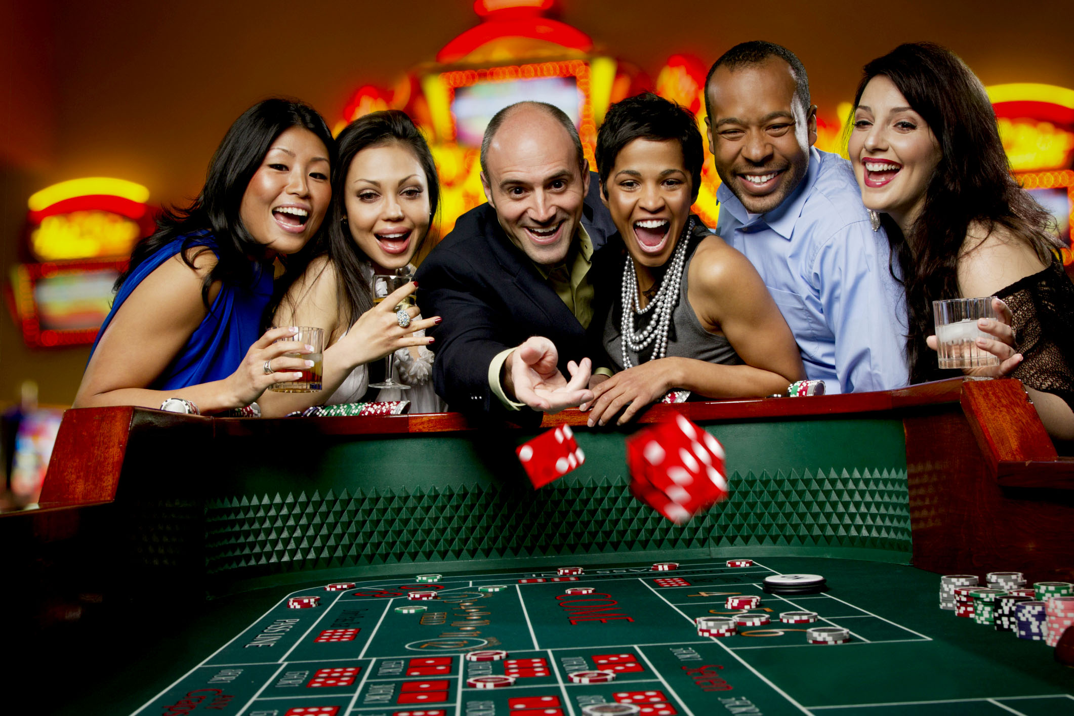Different Benefits That Online Casinos Offer To Players